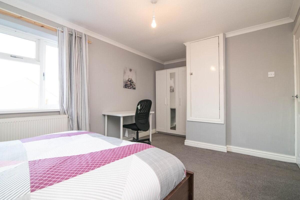 Spacious Two Bed House With Parking And Garden Dudley Exterior foto