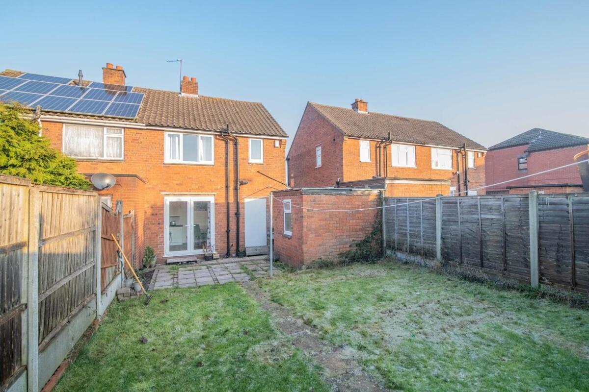 Spacious Two Bed House With Parking And Garden Dudley Exterior foto
